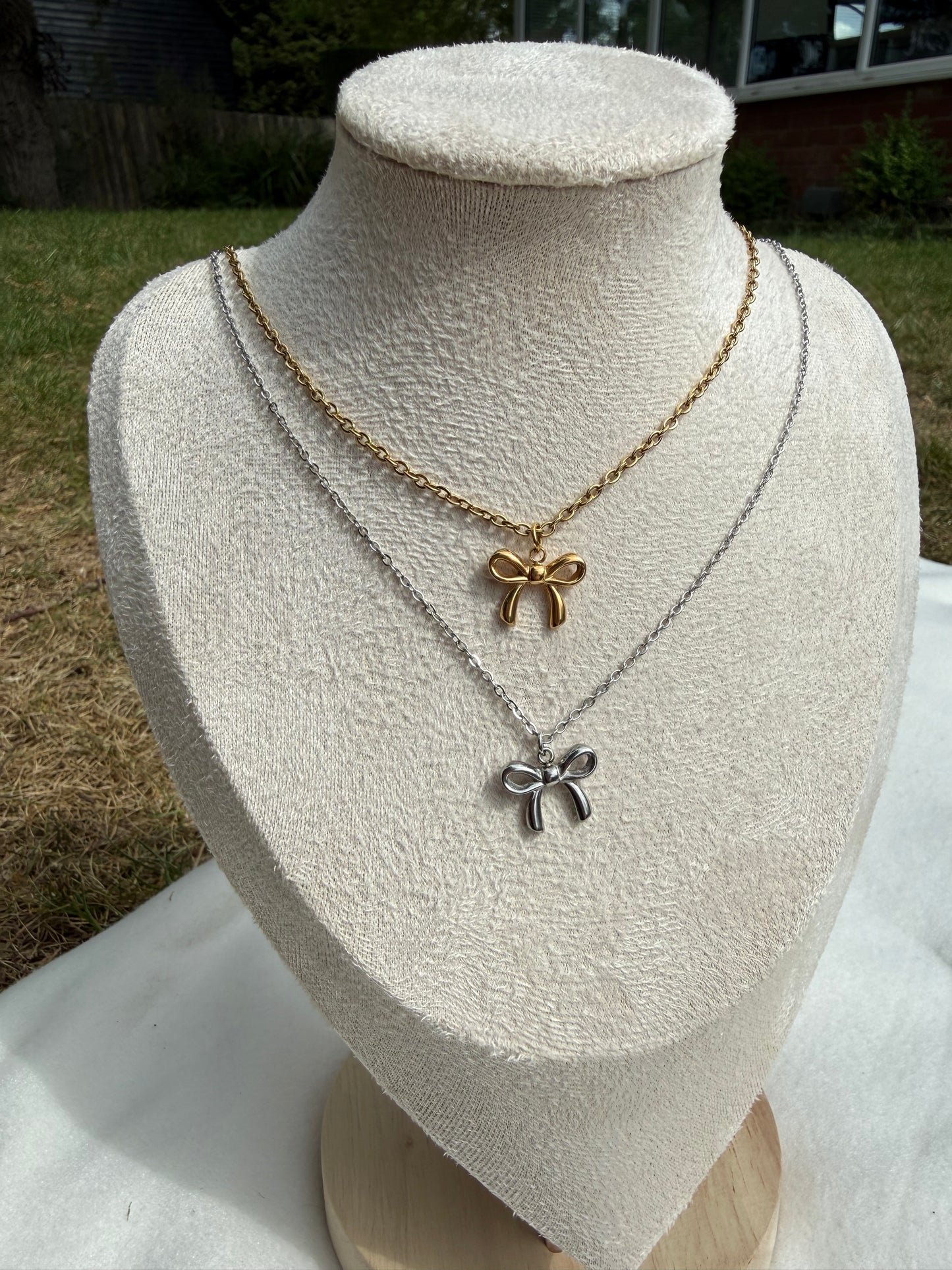 Bow necklace