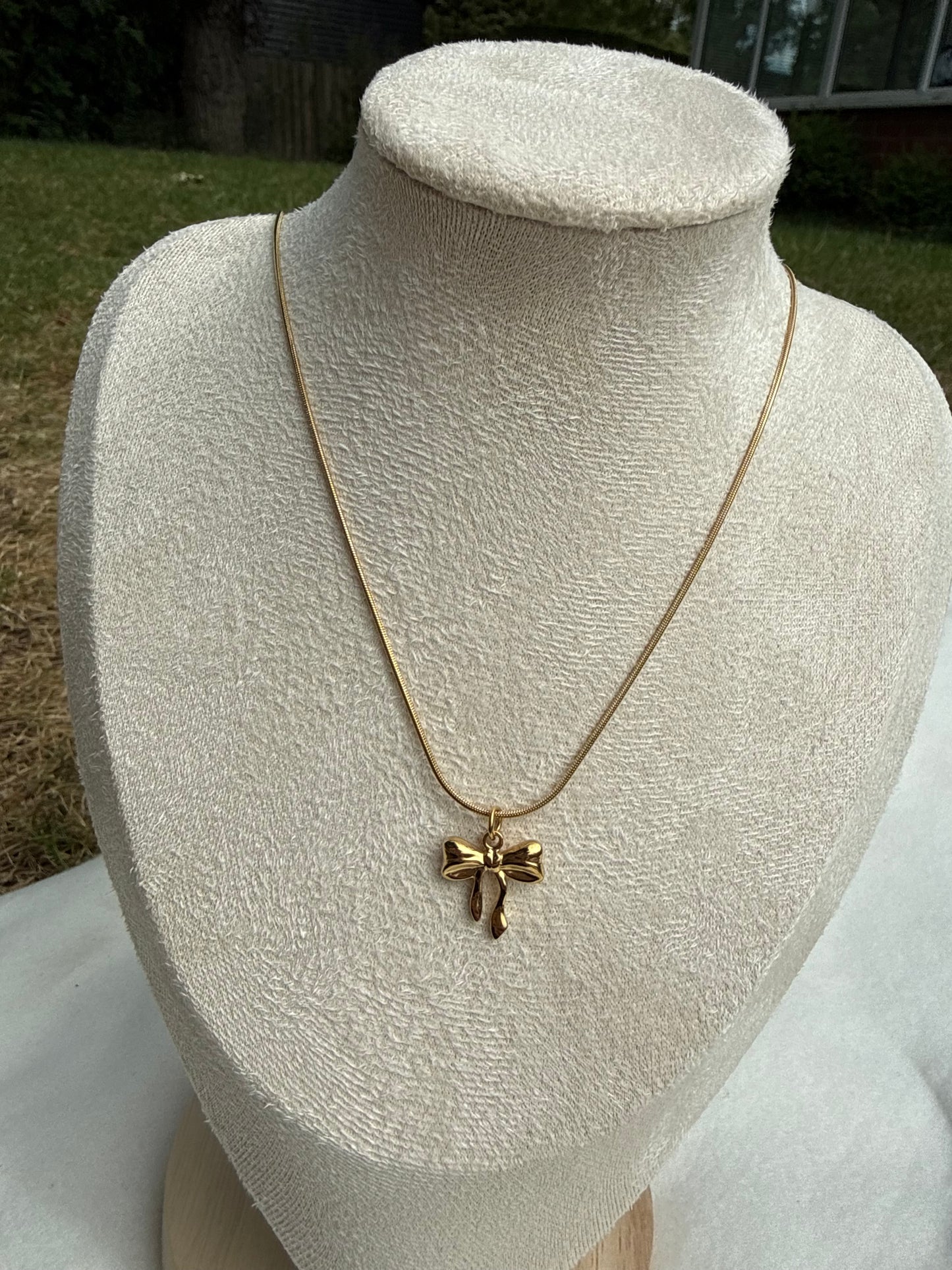 Dainty bow necklace