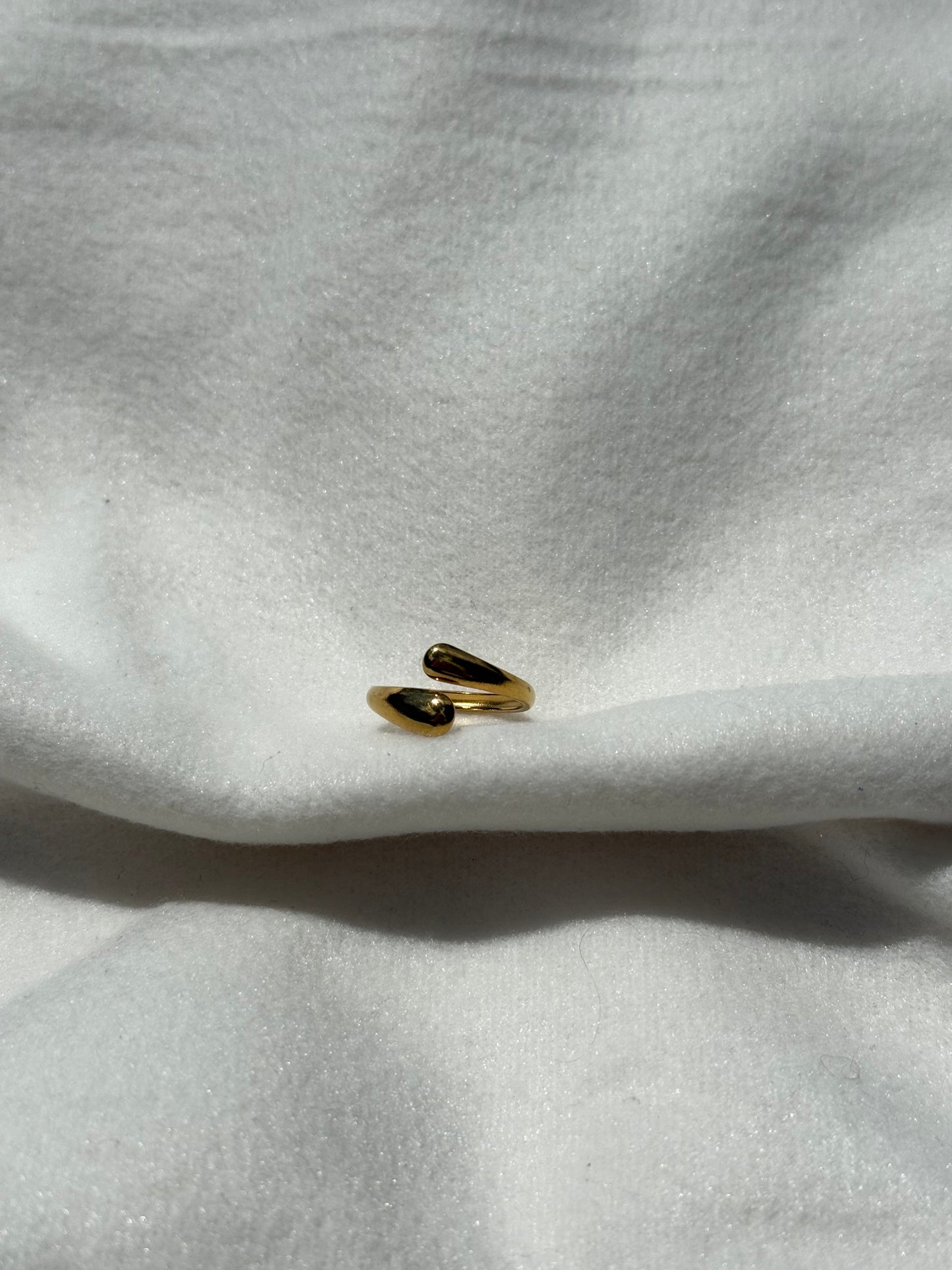 Hugging hands ring